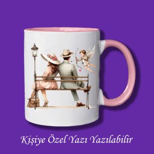 Sevgili ve Çiftlere Özel Bankta Oturan Sevgililer Tasarımlı İsim Yazılabilir Renkli Kupa Bardak
