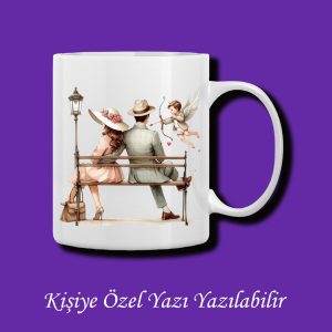 Sevgili ve Çiftlere Özel Bankta Oturan Sevgililer Tasarımlı İsim Yazılabilir Renkli Kupa Bardak